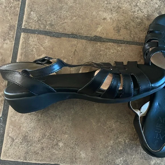 Women’s Naturalizer black shoes - Picture 2 of 6